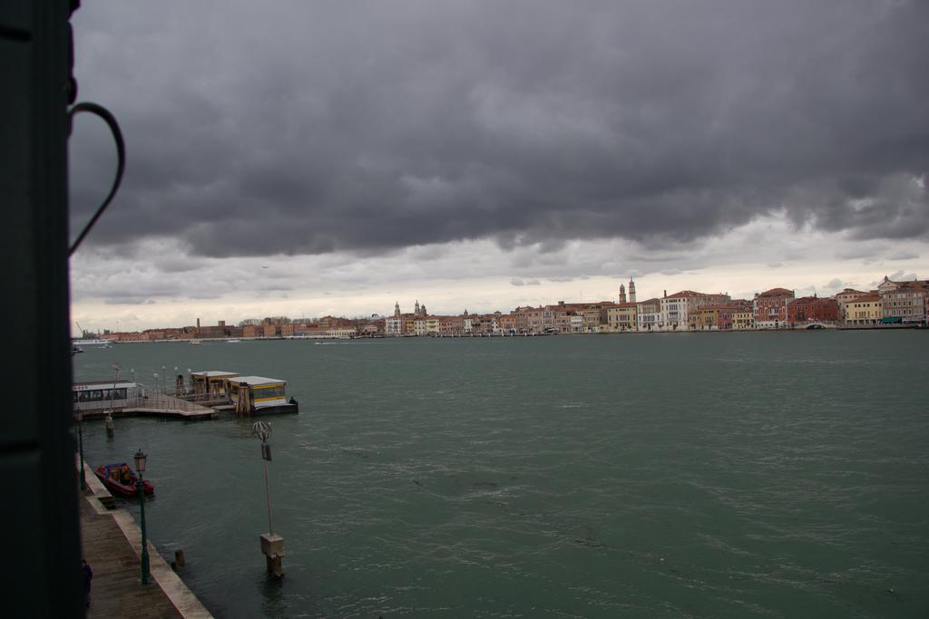 Lovely Canal View Venice Room photo