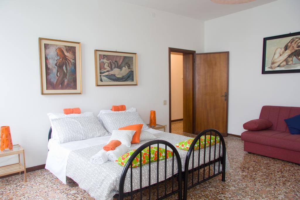 Lovely Canal View Venice Room photo