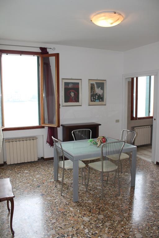Lovely Canal View Venice Room photo