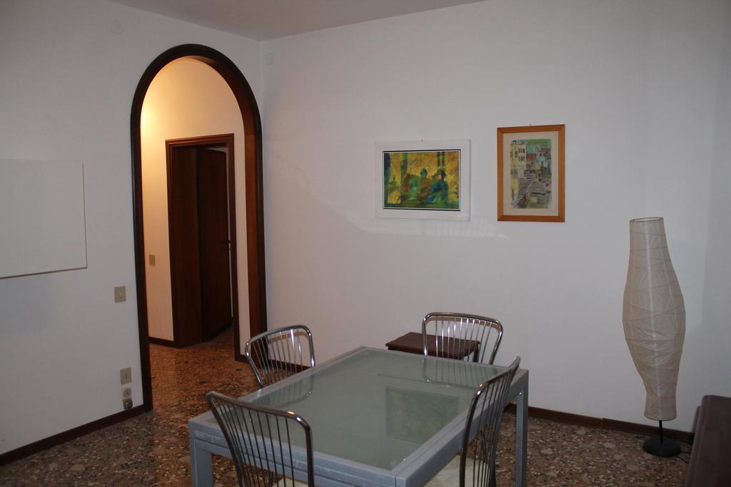 Lovely Canal View Venice Room photo