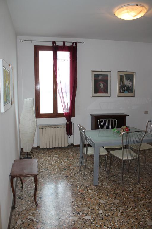 Lovely Canal View Venice Room photo