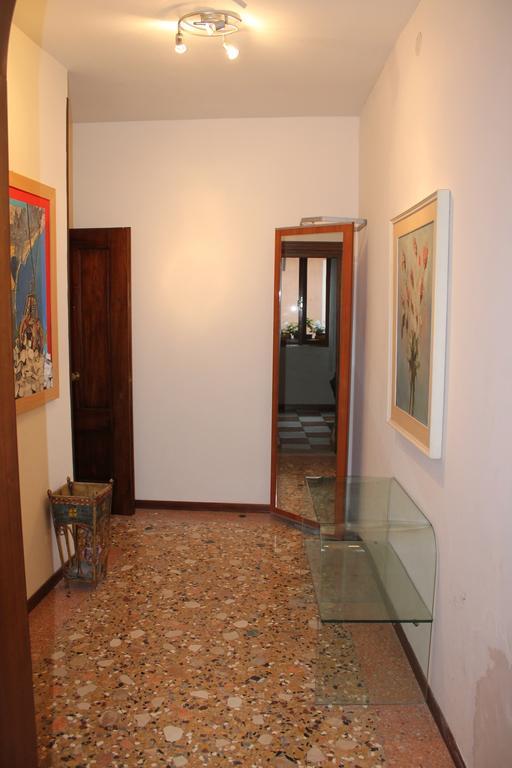Lovely Canal View Venice Room photo