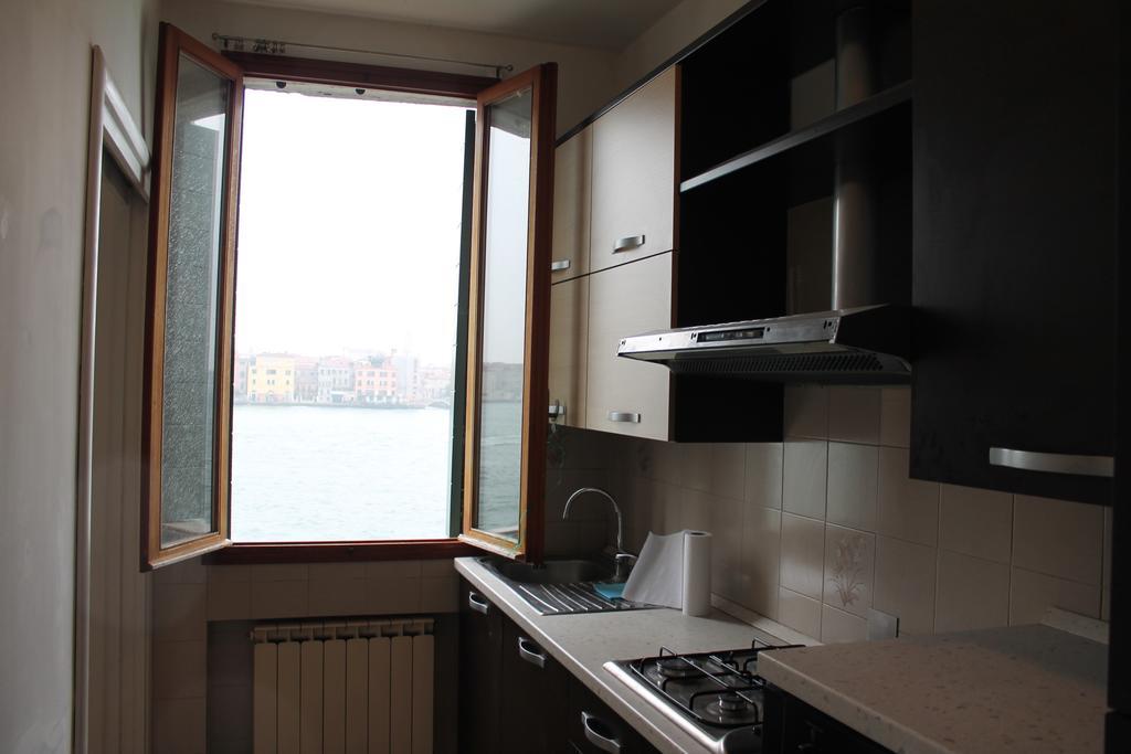 Lovely Canal View Venice Room photo