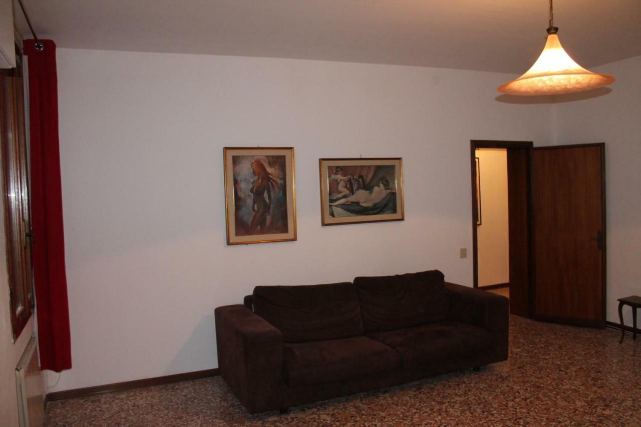 Lovely Canal View Venice Room photo